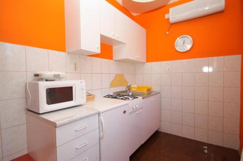 Apartments with a parking space Preko Ugljan - 8428 - image 6
