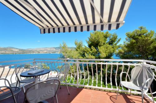 Apartments by the sea Arbanija Ciovo - 8651 - image 12