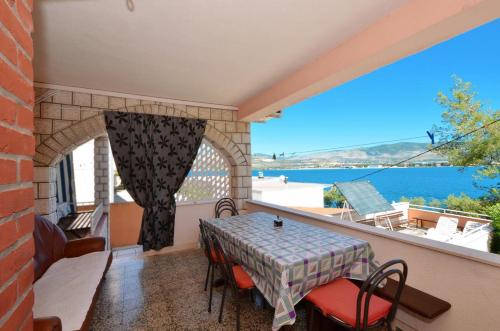 Apartments by the sea Arbanija Ciovo - 8651 - image 13