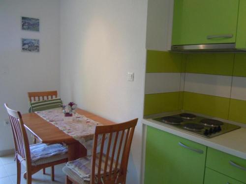 One-Bedroom Apartment with Balcony and Sea View image 2