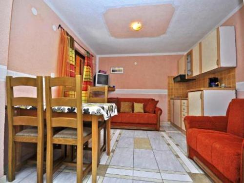 Apartments with a parking space Fazana - 13742 - image 2