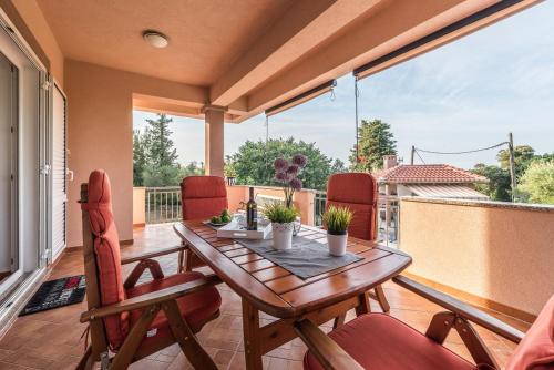 Family friendly apartments with a swimming pool Sutomiscica Ugljan - 13872 - image 12