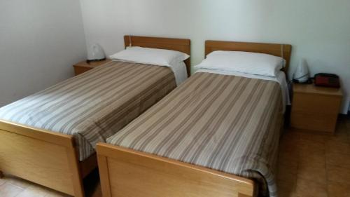 2 twin beds