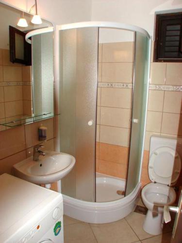 Apartments by the sea Pisak, Omis - 658