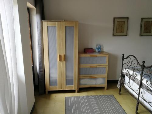 1 queen bed, 1 twin bed