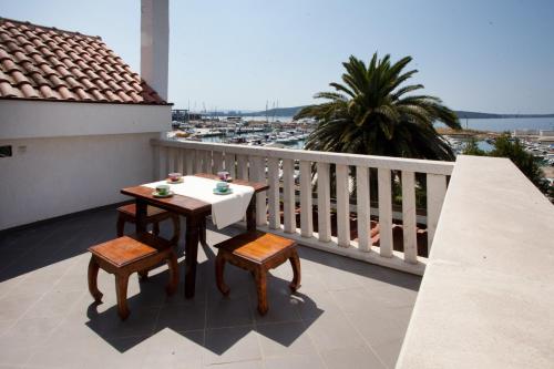 ระเบียง/ชานเรือน, Yacht Beach Apartments in คาสเตลา