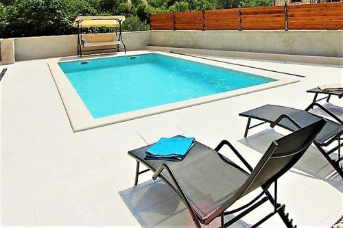  Noka Holiday House with pool, Split's hinterland, Pension in Klis bei Donja Mala