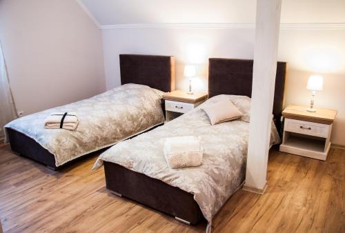 2 twin beds