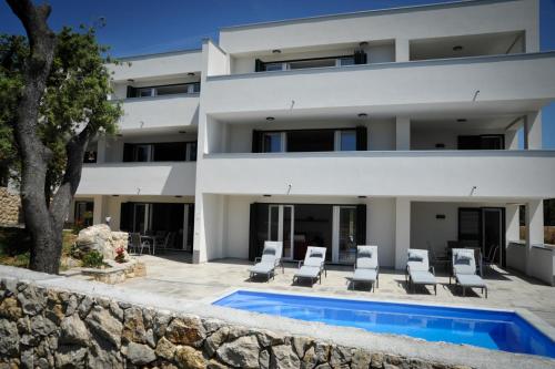 2 bedrooms, 5 beds