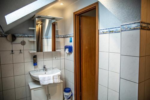 Bathroom, Hotel Tum Stuurmann in Busum