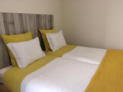 2 twin beds