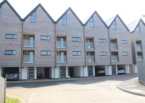 Modern **Pet friendly** 3 bed beach view Town House near Dover ,Canterbury ,Folkestone and Hythe Kent