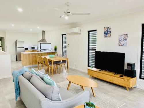 DAYDREAMING Airlie Beach, Water views & only 200m to boardwalk. Whitsunday Islands