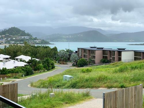 DAYDREAMING Airlie Beach, Water views & only 200m to boardwalk.