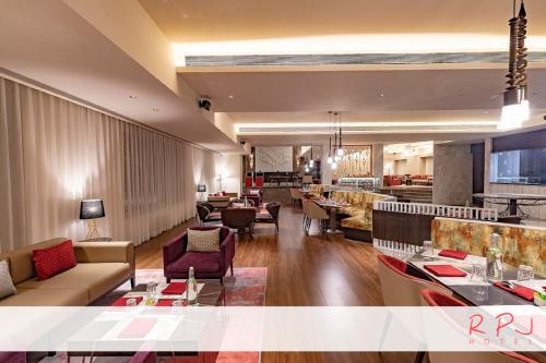 ผับ/เลาจน์, RPJ Hotel in ราชโกฎิ