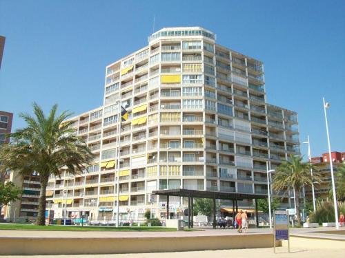 Three-Bedroom Apartment room in NEPTUNO GANDIA Primera Línea - Alquiler Familias