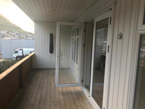 Erkély/terasz, Spacious City Center Home by the Sea in Klaksvík