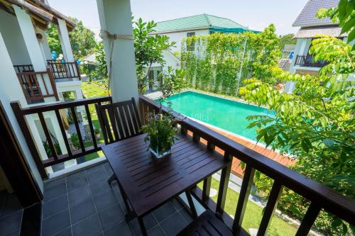 Cocoon Villa Cocoon Villa is conveniently located in the popular Cam Thanh area. The property offers a high standard of service and amenities to suit the individual needs of all travelers. All the necessary facili