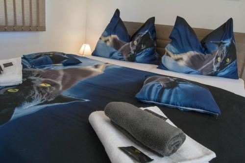 1 queen bed, 1 sofa bed