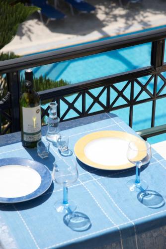 Food and beverages, Sarikampos Beach in Ierapetra