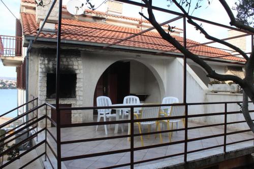 Apartments by the sea Rogoznica - 7556 - image 5