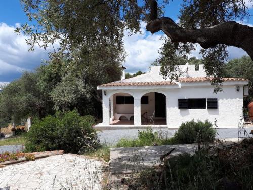  Lilly - Lovely small Villa among Olive Trees, Unterkunft in Sarroch
