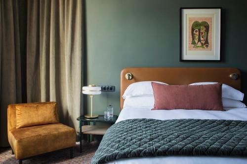 Home Suite Hotels Rosebank near South African National Museum of Military History