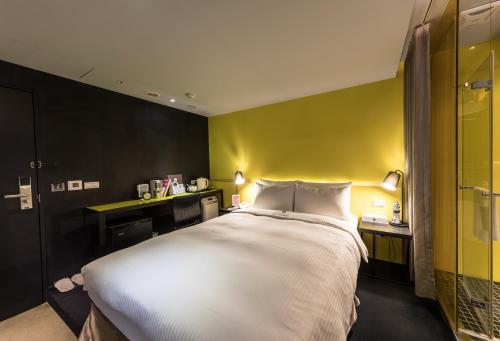 Standard Double Room (No Window) image 9