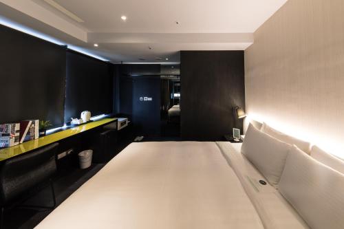 Deluxe Double Room image 3