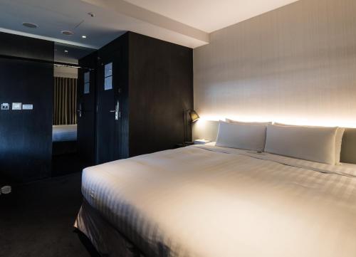Deluxe Double Room image 2