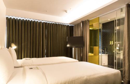 Deluxe Twin Room image 9