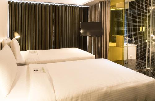 Deluxe Twin Room image 10