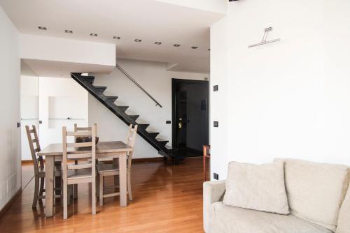 Bright Terrace Apartment in University District