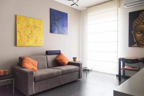  High Rise Studio Flat near Metro Stop, Pension in Mailand