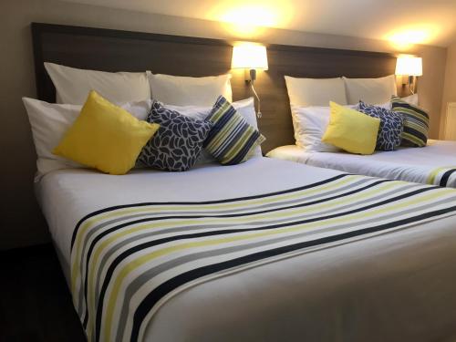 1 double bed, 1 twin bed