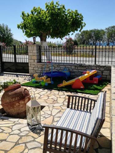 숙소 외관, Eleftheria's Apartments in 파랄리아 톨로포노스