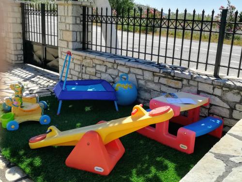 숙소 외관, Eleftheria's Apartments in 파랄리아 톨로포노스