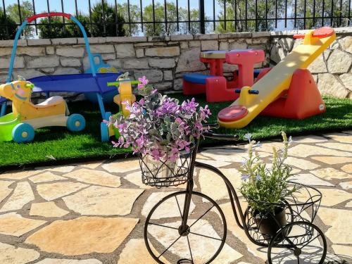 숙소 외관, Eleftheria's Apartments in 파랄리아 톨로포노스