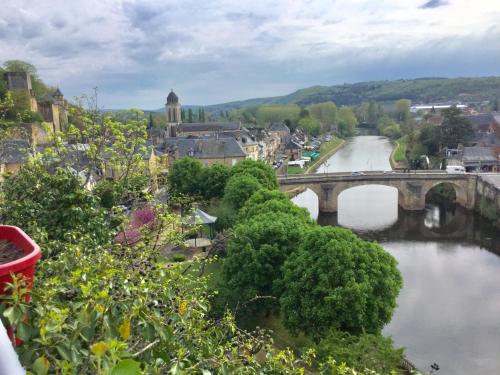 Le Mazet " vue imprenable" chambre d'hôte Montignac