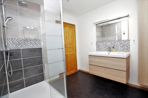 Shower, Chalet du Pre near Maison des Artisans