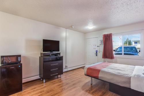 Motel 6-Camrose, AB Set in a prime location of Camrose (AB), Travellers Inn Camrose puts everything the city has to offer just outside your doorstep. Featuring a complete list of amenities, guests will find their stay a