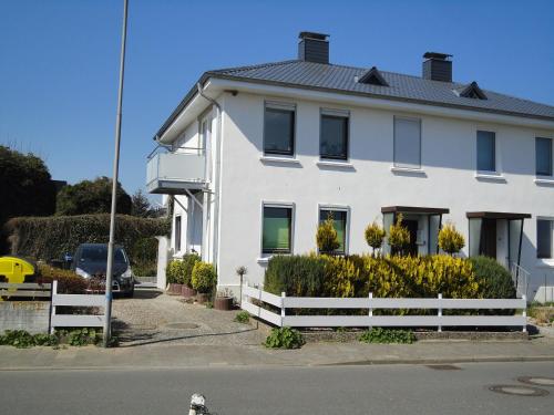 Exterior view, Fewo Am Deich mit Garten, 70m zum Strand, Fahrradgarage in Dahme