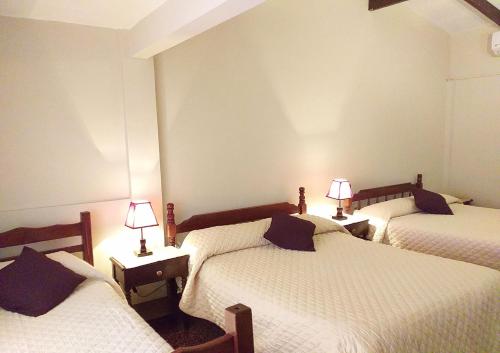 2 queen beds, 2 twin beds