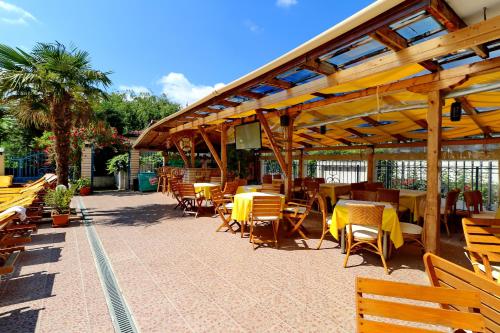 บริการและสิ่งอำนวยความสะดวก, โรงแรมโบรา โบร่า (Bora Bora Hotel) in เนสเซบา