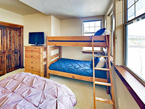 New Listing! Mountain Haven On Ski Shuttle Route Townhouse - image 3