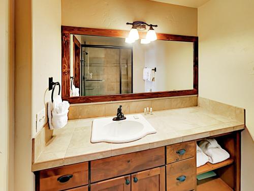 New Listing! Mountain Haven On Ski Shuttle Route Townhouse - image 6