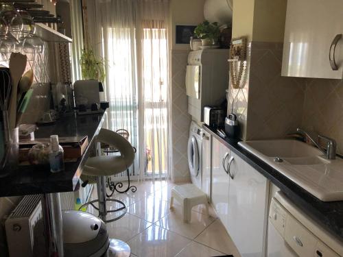 Kitchen, appartement vue mer panoramique in Laval