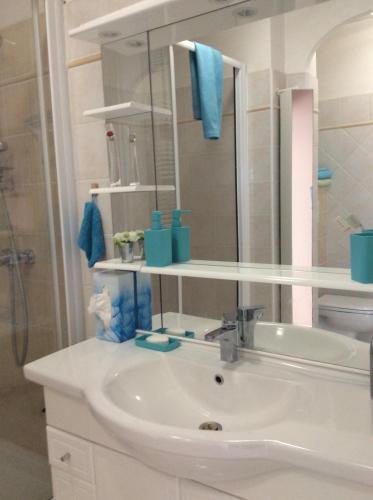 Bathroom, appartement vue mer panoramique in Laval