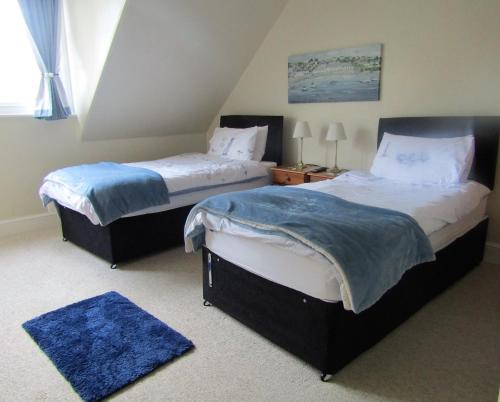 2 twin beds
