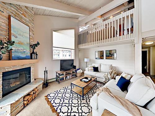New Listing! Mountain-View Retreat WithPool Hot Tub Condo - image 8